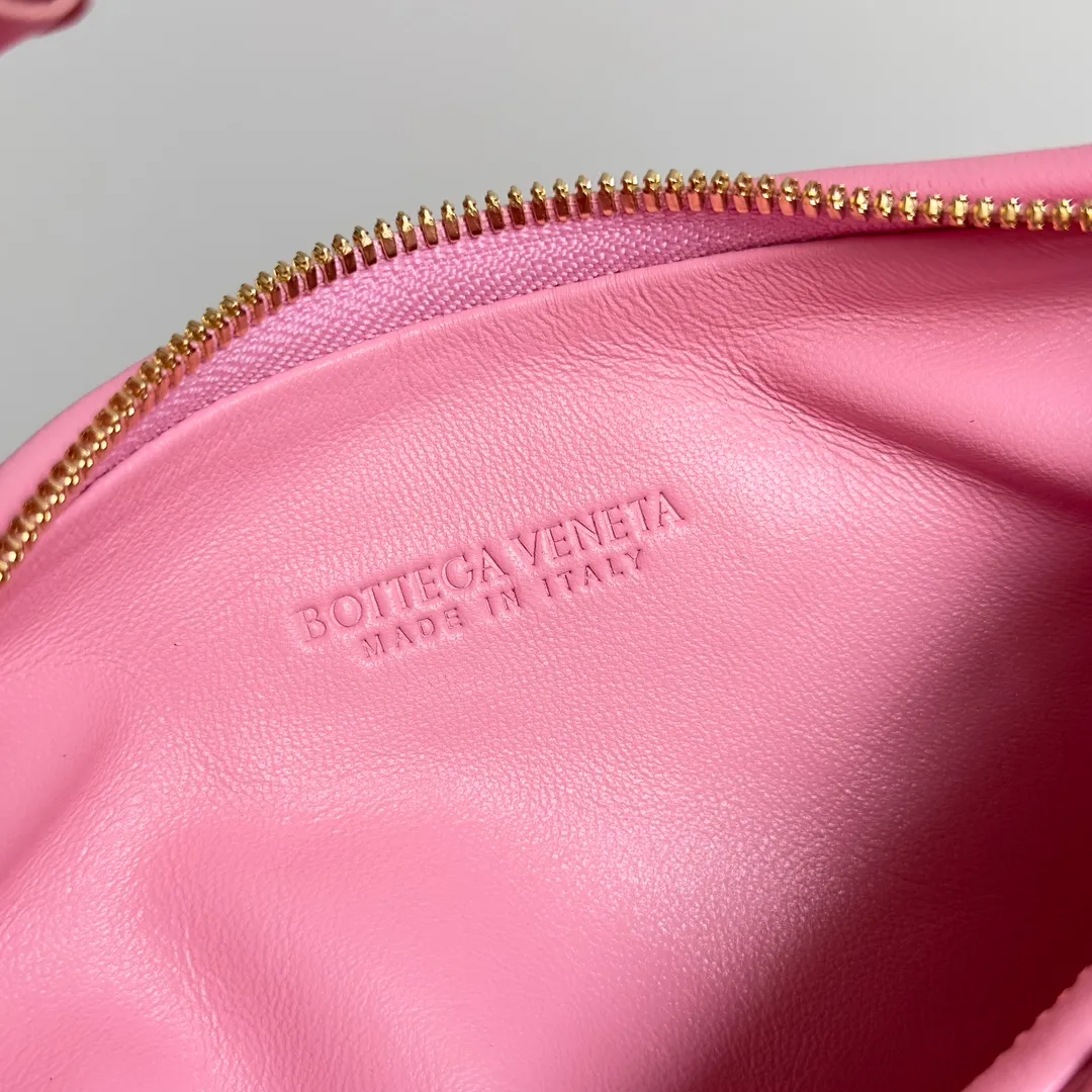 Batch 1120 Bottega veneta͙.——- The latest woven knotted hobo🔥 The top-grade lambskin leather is very soft, the bag shape is unique, practical and durable. It retains the traditional woven elements while being a little more flamboyant ~ Made of hand-woven sheepskin, zipper opening and closing, curved seamless structure, effortless to match. Highly recommended⚠️⚠️⚠️ The most high-end in the market🌈 Welcome to compare [Factory complete package] size: 23x15x5cm.   Model: 651876